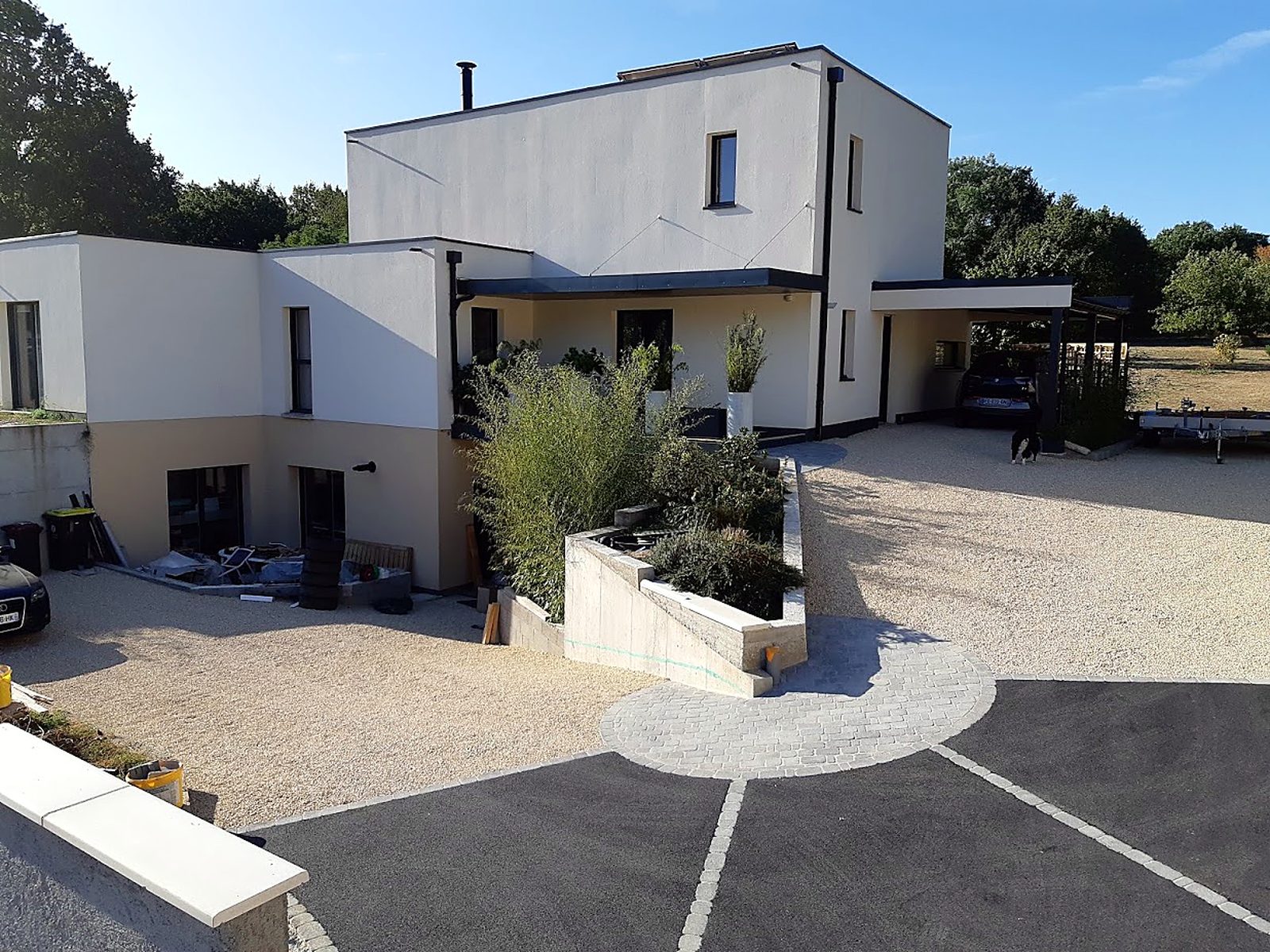 Cour et aire de manœuvre devant une maison contemporaine