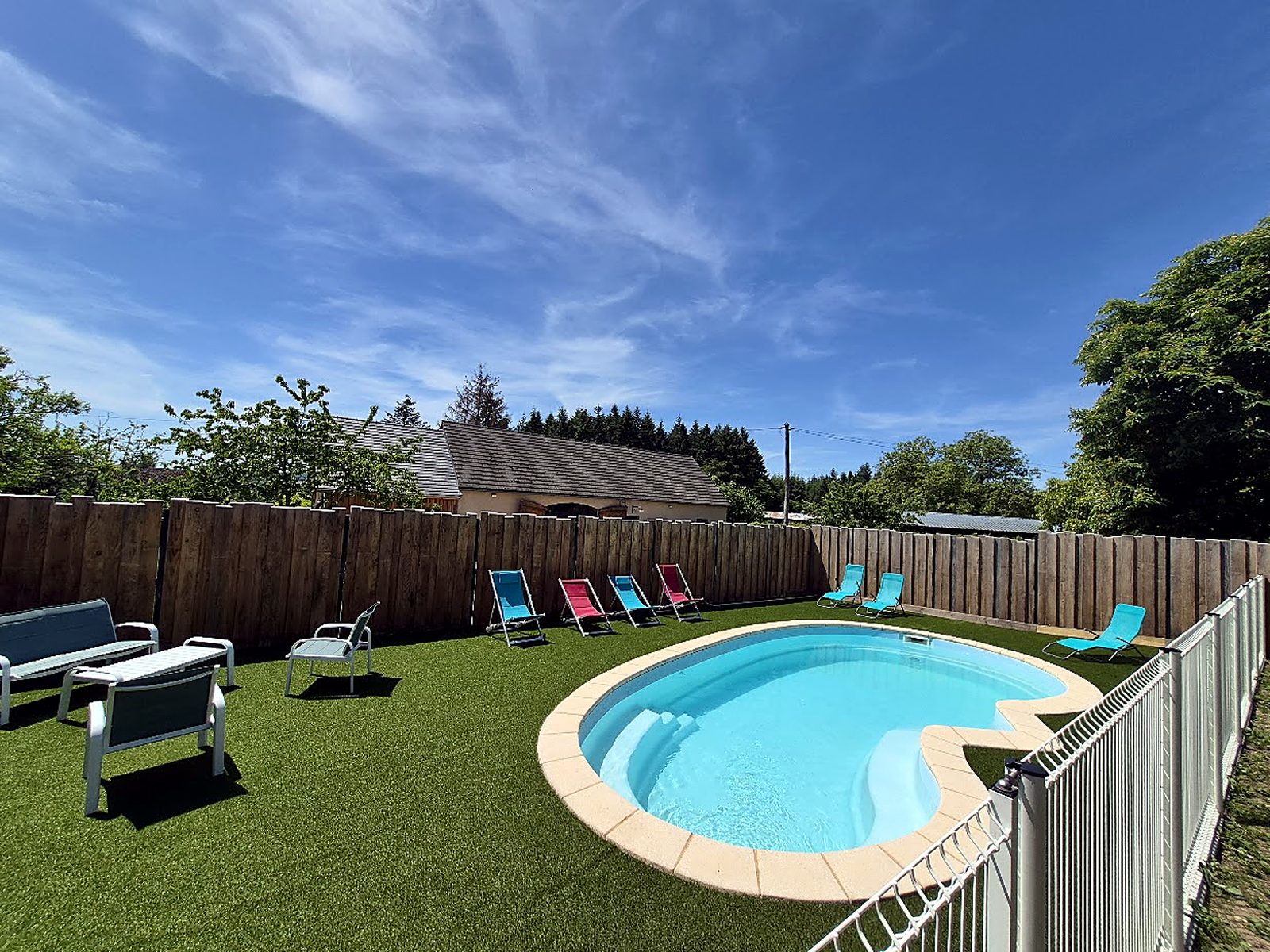 Plage de piscine en gazon synthétique